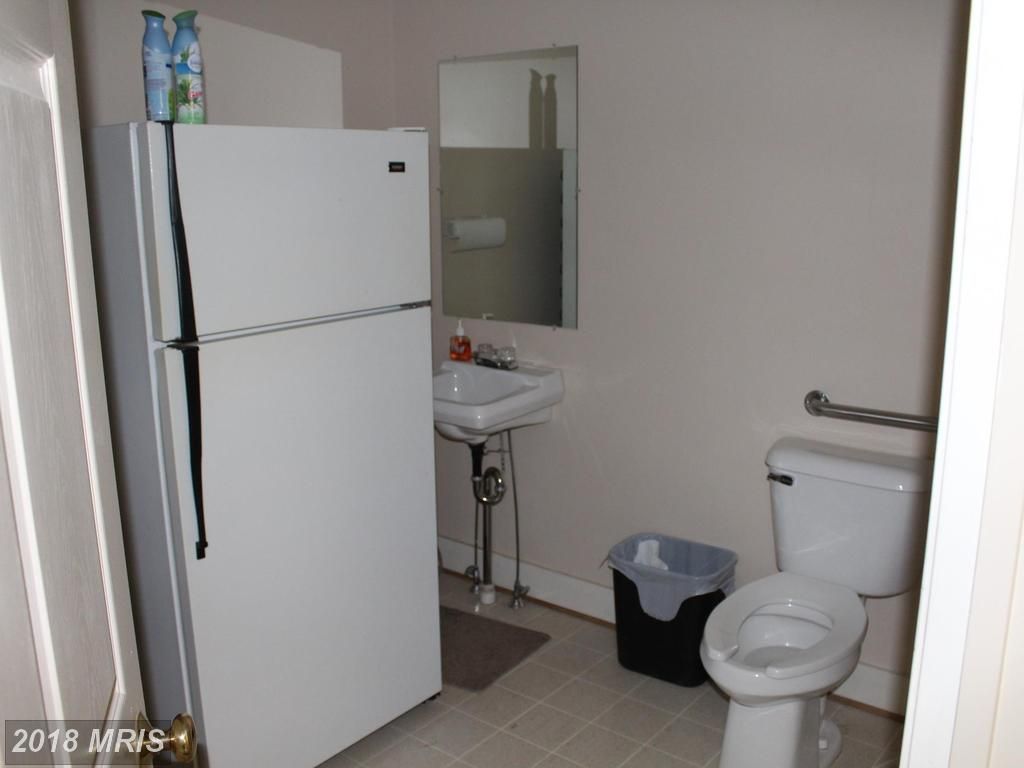 202 W Washington St, Charles Town, WV 25414